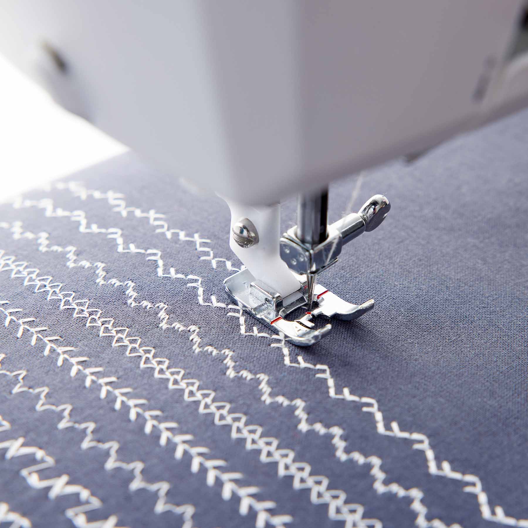 HUSQVARNA® VIKING® ONYX™ 25 Sewing Machine - Image 3