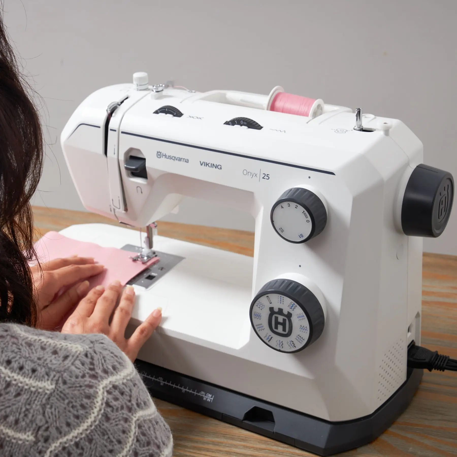 HUSQVARNA® VIKING® ONYX™ 25 Sewing Machine - Image 4