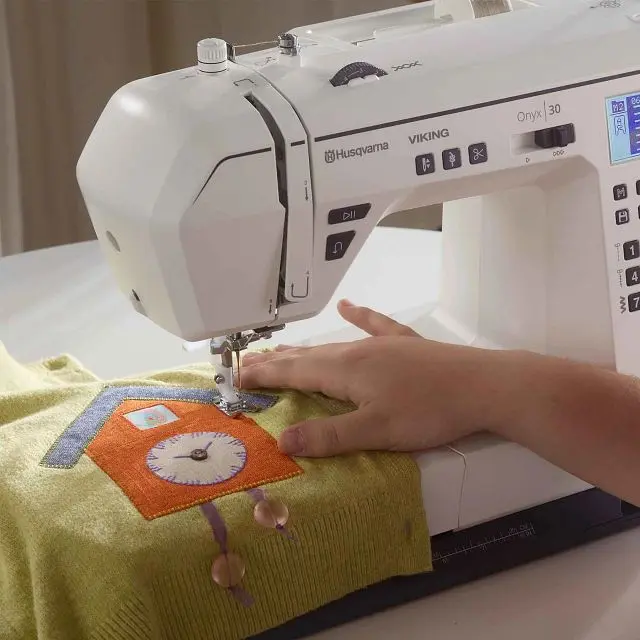 HUSQVARNA® VIKING® ONYX™ 30 Sewing Machine - Image 3