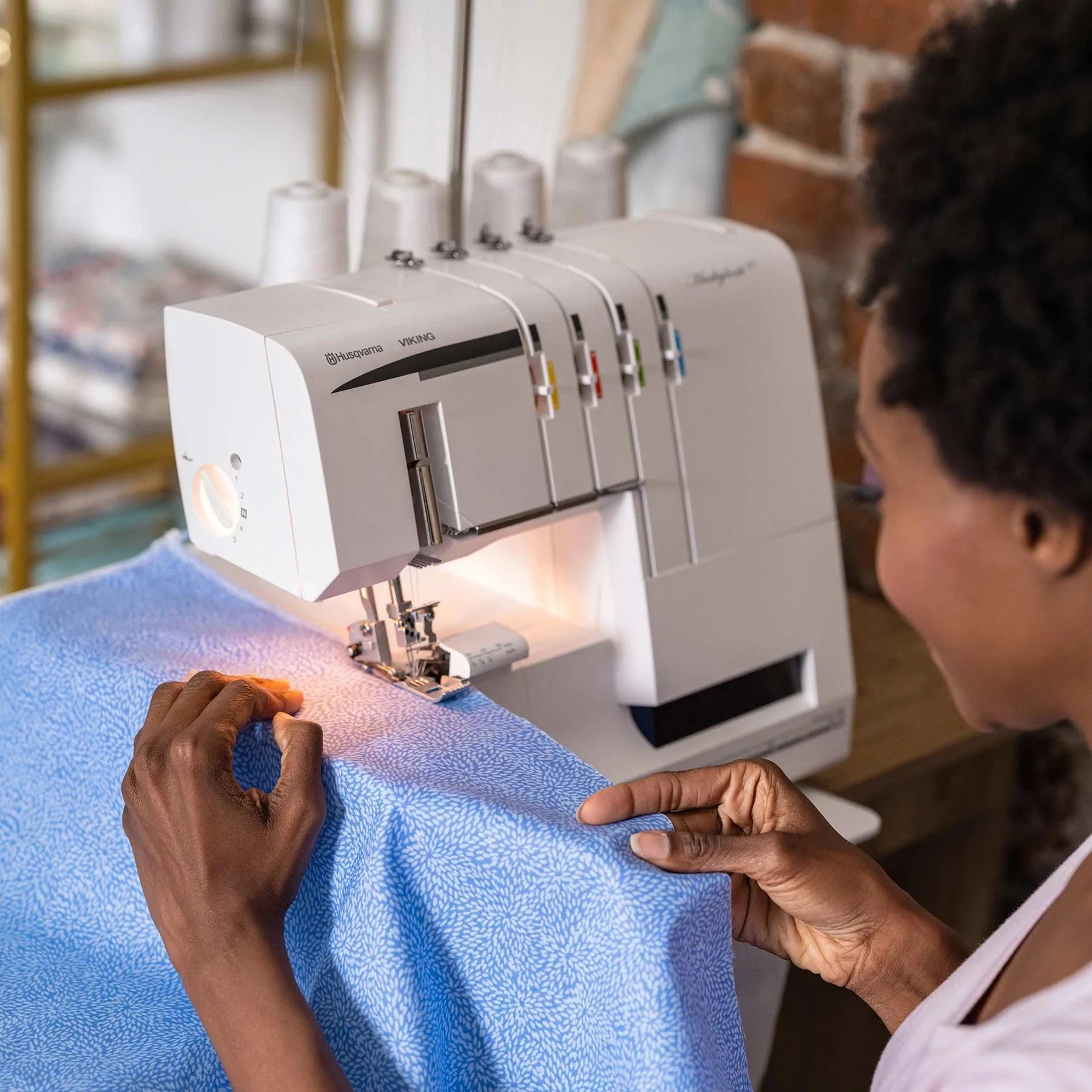 HUSQVARNA® VIKING® HUSKYLOCK™ S21 Overlock Machine - Image 2