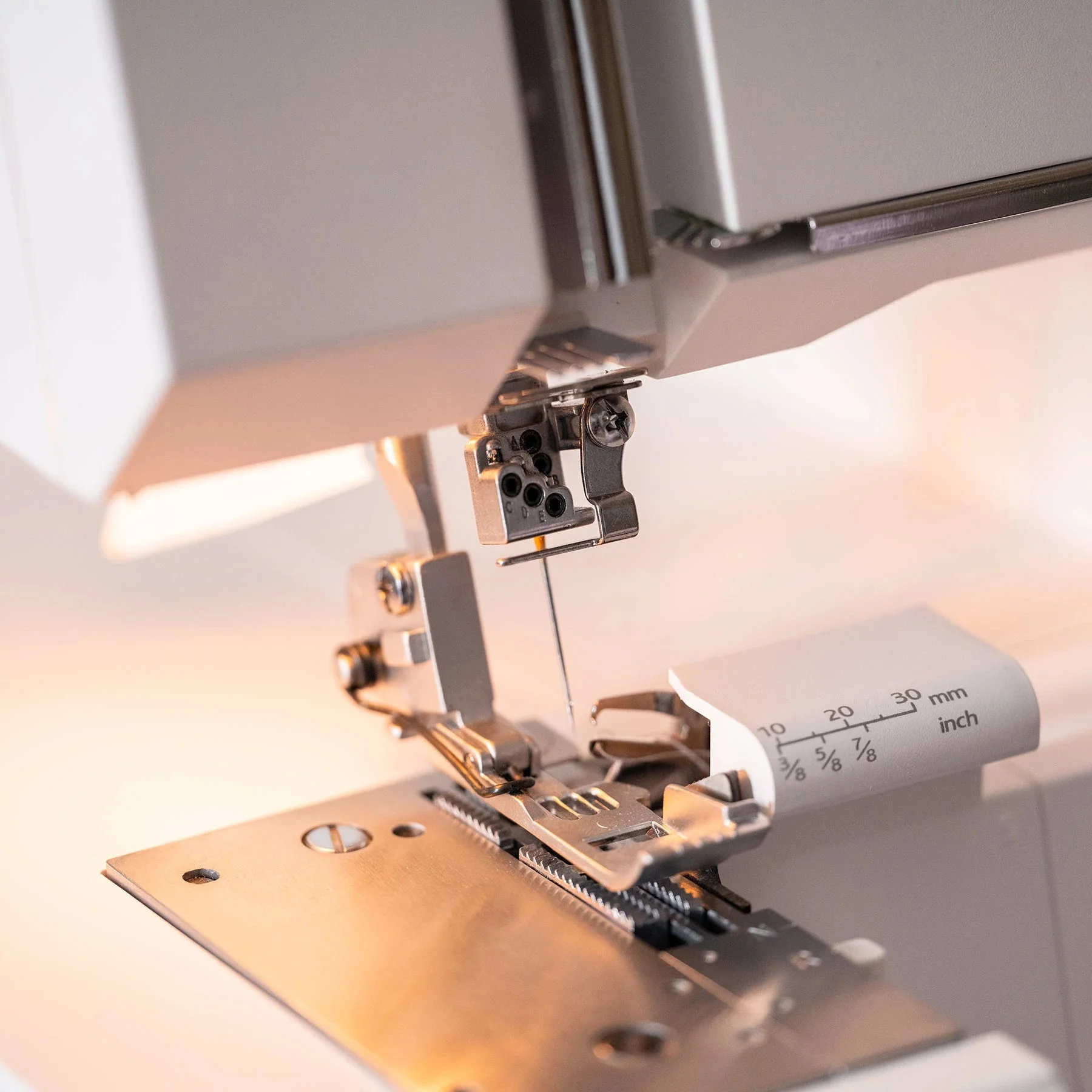 HUSQVARNA® VIKING® HUSKYLOCK™ S21 Overlock Machine - Image 4