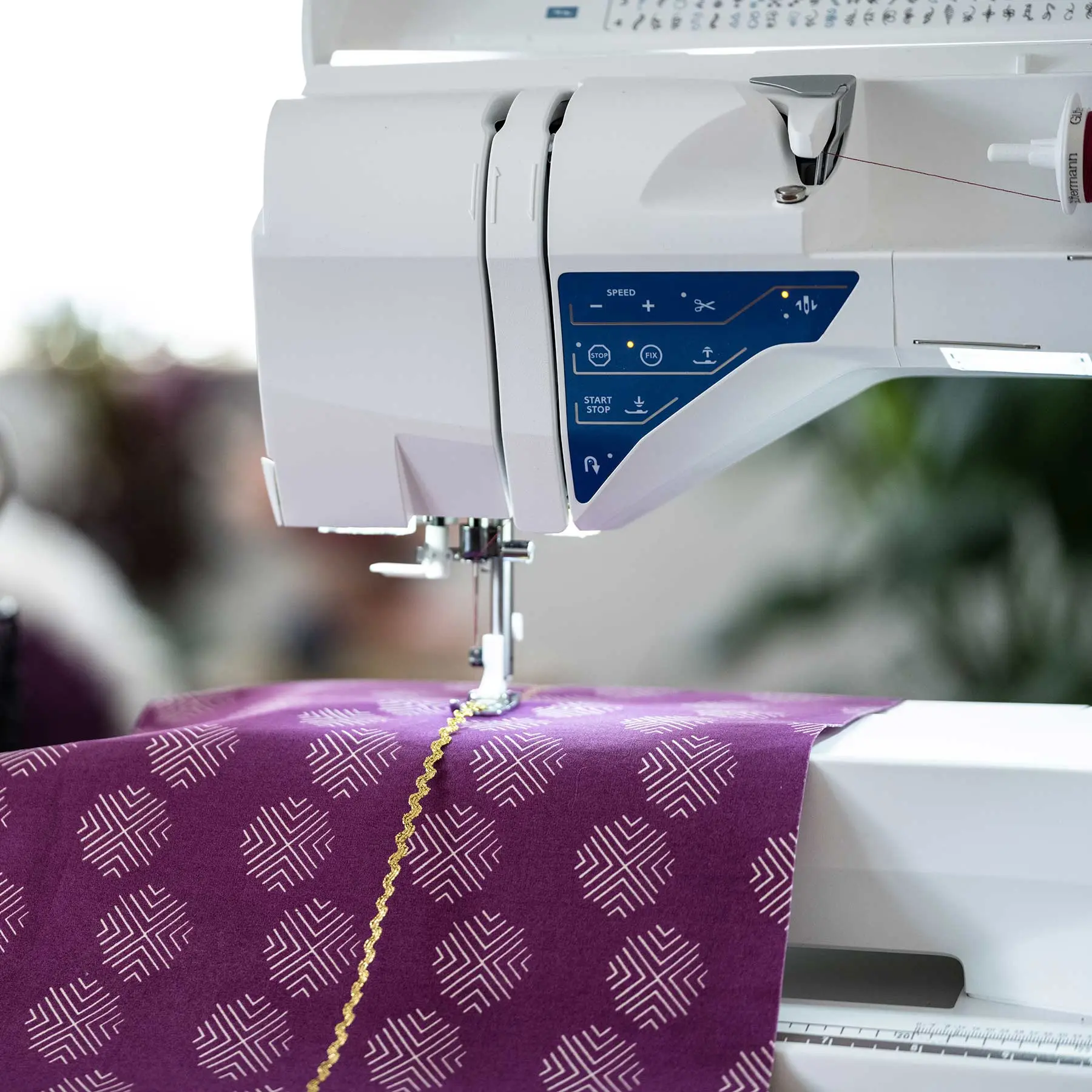 HUSQVARNA® VIKING® SAPPHIRE™ 930 Sewing Machine - Image 4